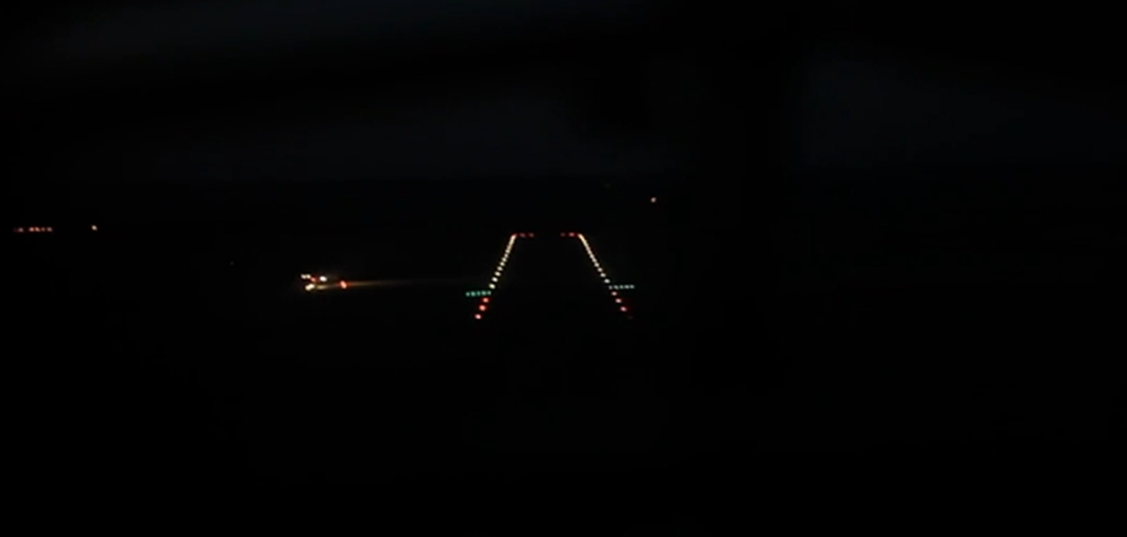 Balisage lumineux de la piste 04 vu en finale de nuit