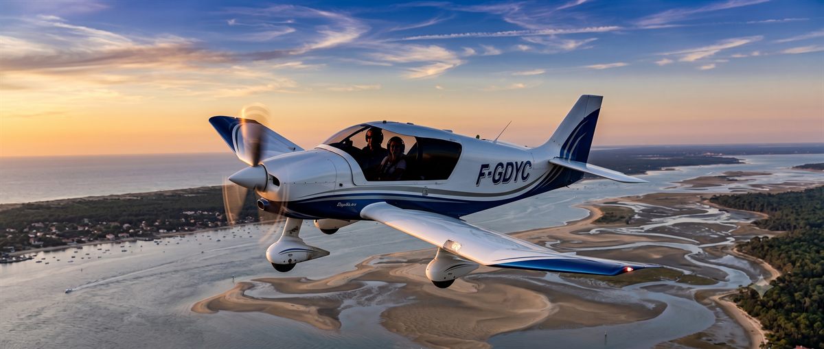 Robin DR400 en vol au-dessus de la côte