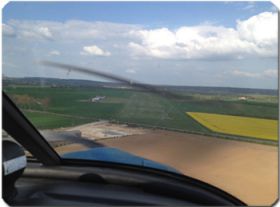 Approche du terrain d'Argentan vue du cockpit